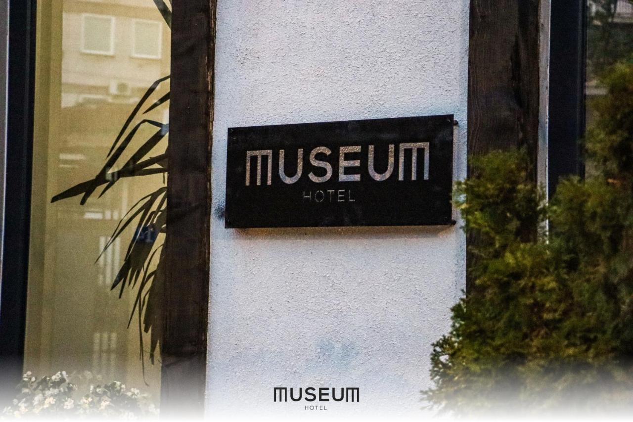 Museum Hotel Pristina Exteriör bild